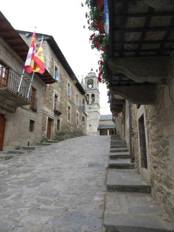De steile hoofdstraat in Sanabria
